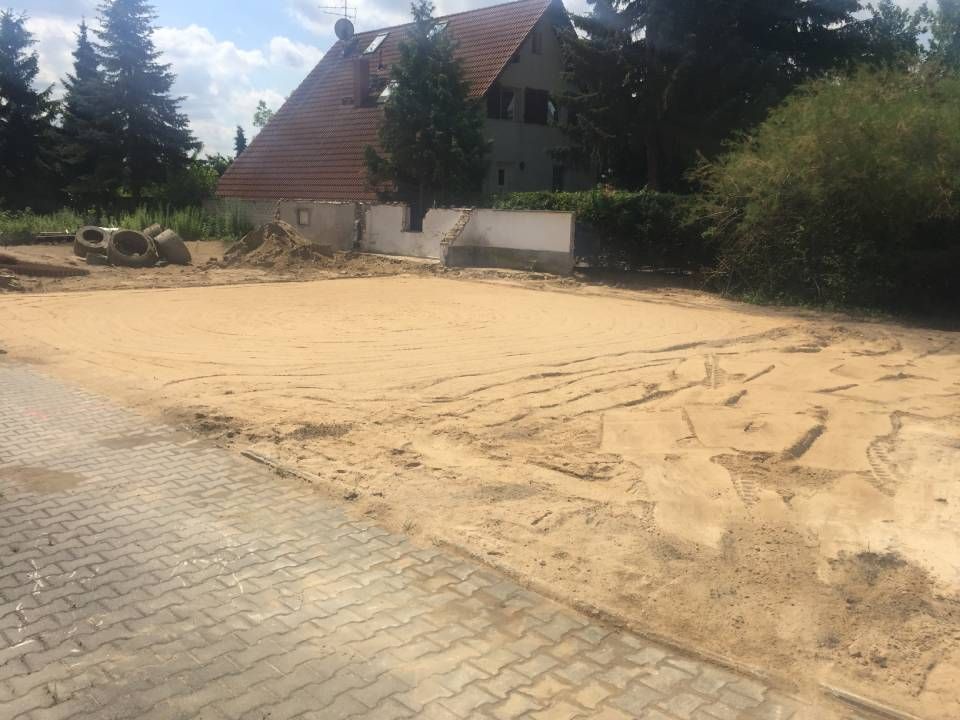 Erdbauarbeiten für angrenzende Hofeinfahrt