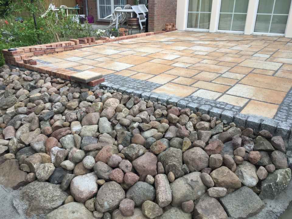 Steine liegen vor einer Terrasse