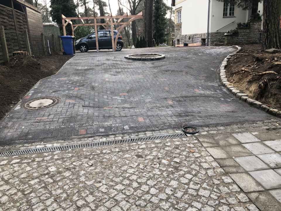 Auffahrt aus Steinen