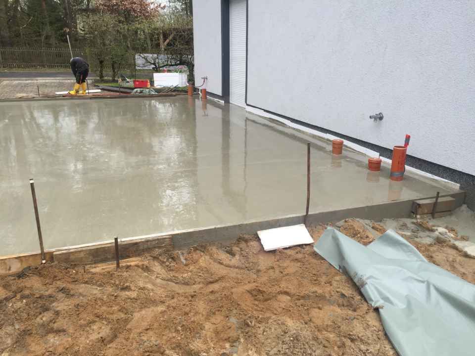 Terrasse neben einer Hauswand