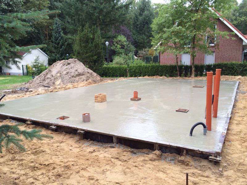 neue Terrasse aus Beton im Garten