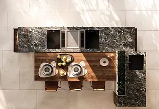 Una vista aérea de una cocina con una mesa y sillas de madera.