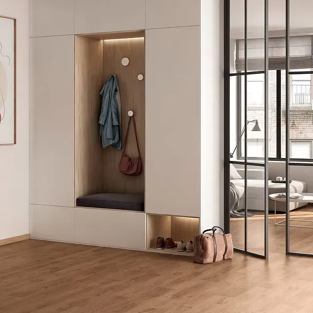 Un pasillo con una puerta corrediza de vidrio que conduce a una sala de estar.