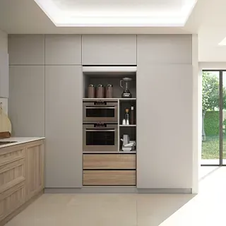 Una cocina con electrodomésticos de acero inoxidable y gabinetes de madera.