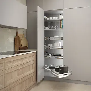 Una cocina con gabinetes de madera y una despensa extraíble.