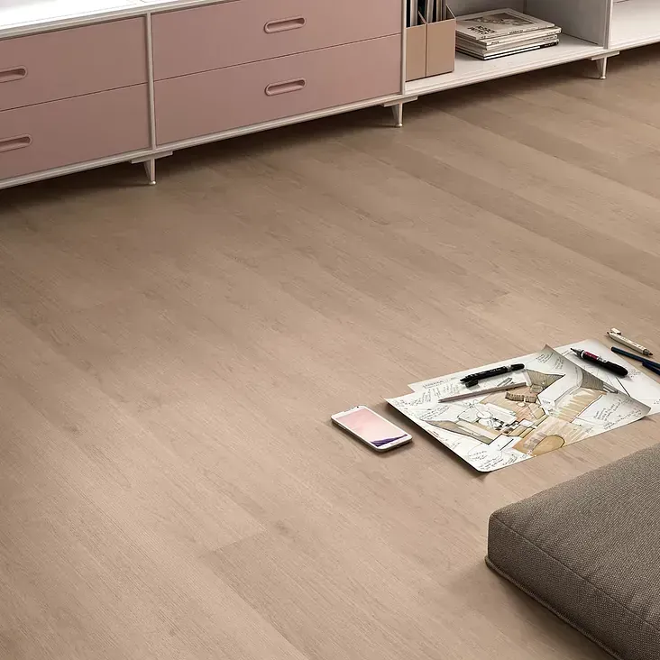 Una sala de estar con suelo de madera y un sofá.