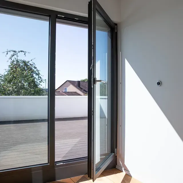 Una habitación con una puerta corrediza de vidrio que da a un balcón.