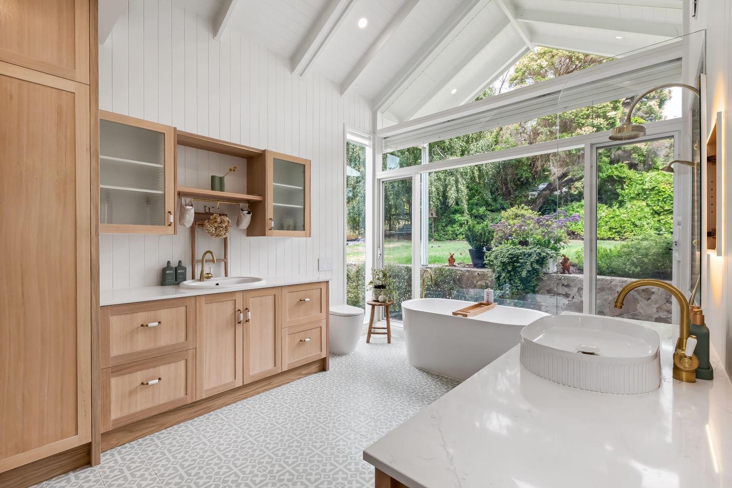 Sprigg Cottage at Adelaide Hills, surrounded by vineyards and located near the Heysen Trail at the foot of Mount Lofty. Short-term Luxury Accommodation. 