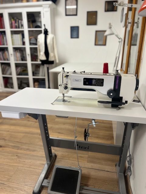 Machine à coudre blanche