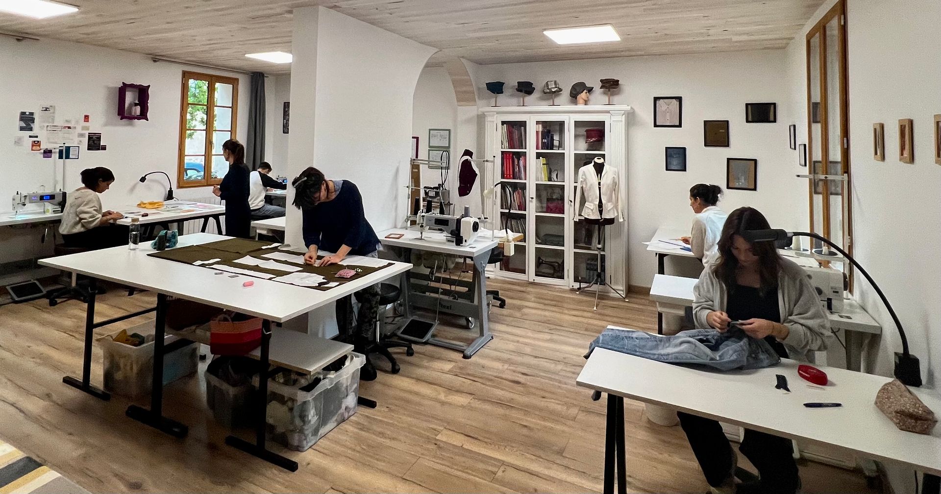 Machine à coudre sur une table