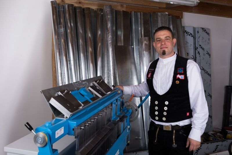 Dachdeckermeister Michael Seiler in Werkstatt