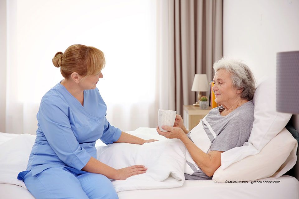 Altenpflegerin und Seniorin