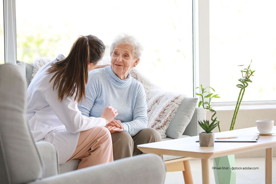 Altenpflegerin und Seniorin