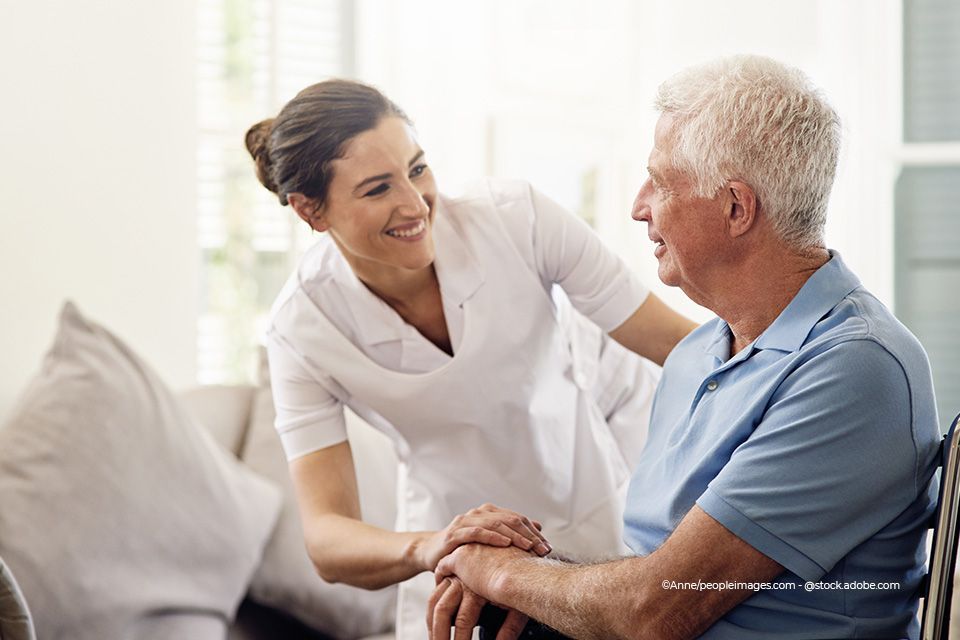 Altenpflegerin und Seniorin