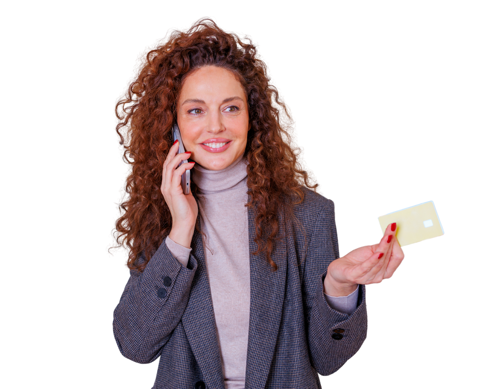 Une personne aux cheveux bouclés porte un blazer et un col roulé, et parle au téléphone tout en tenant une carte de crédit vierge.