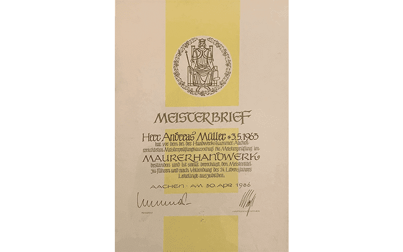 Eine gelbe Urkunde mit dem Bild eines Mannes in einem Kreis darauf.