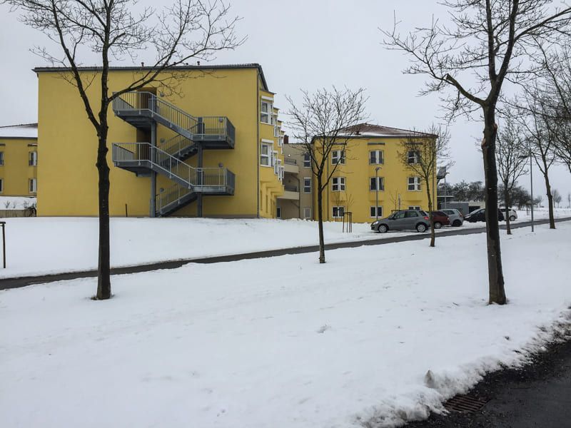 Ein gelbes Gebäude mit Treppen an der Seite