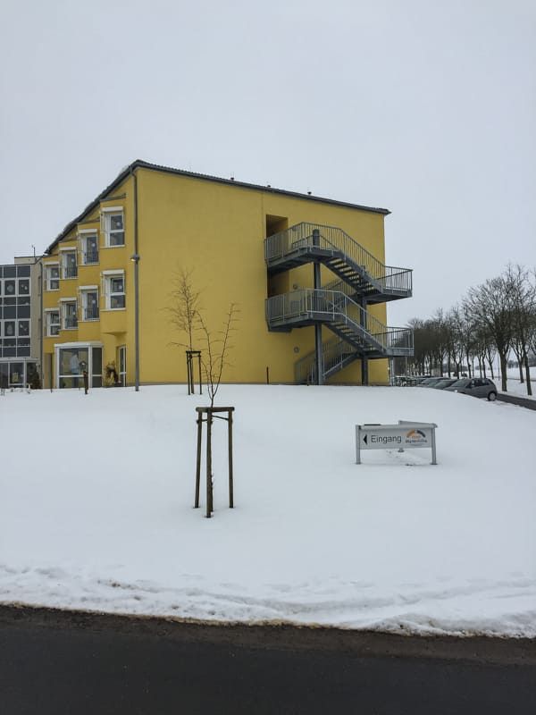 Ein gelbes Gebäude mit Treppen an der Seite