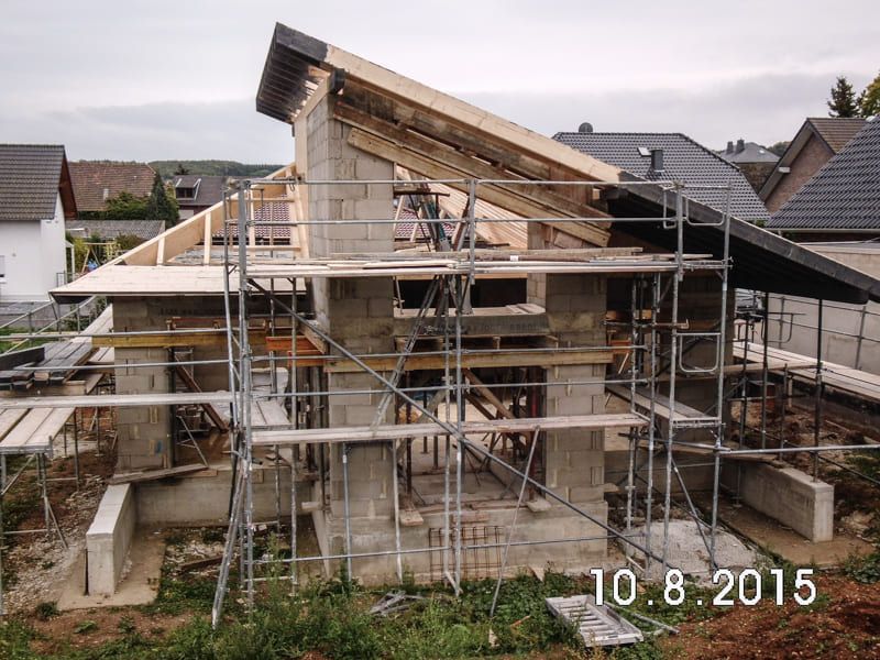 Es wird ein Haus mit Gerüst darum herum gebaut.