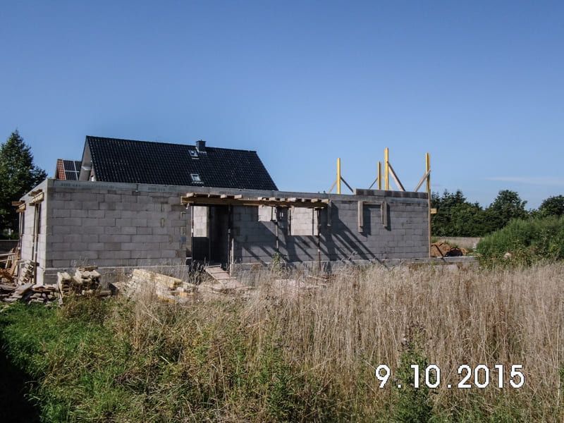 Ein Bild von einem im Bau befindlichen Haus, aufgenommen am 9. 10. 2015