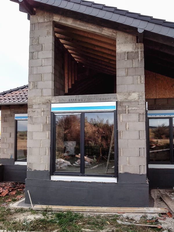 Ein Haus, das mit Ziegeln und Fenstern gebaut wird