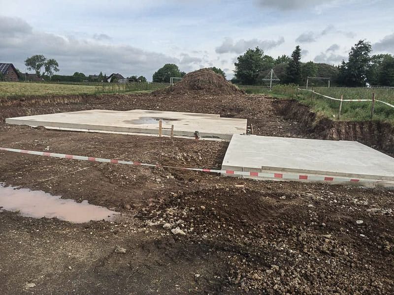 Ein großer Erdhaufen liegt mitten auf einem Erdfeld.