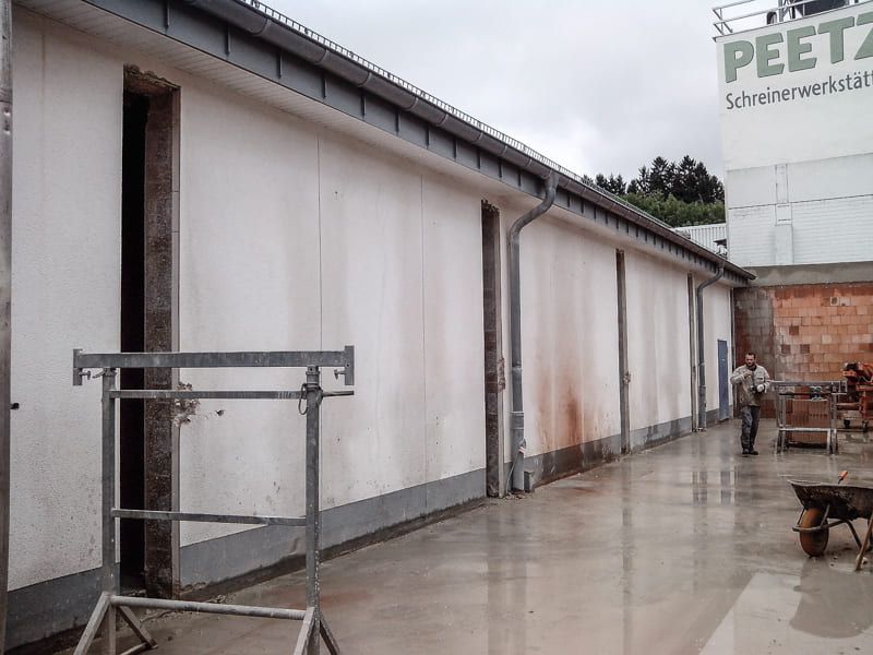 Ein weißes Gebäude mit einem Schild mit der Aufschrift „Peetz“