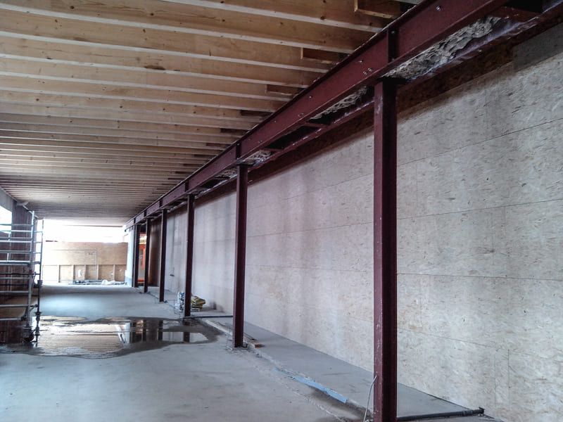 Ein leerer Raum mit Holzdecke und Betonwänden