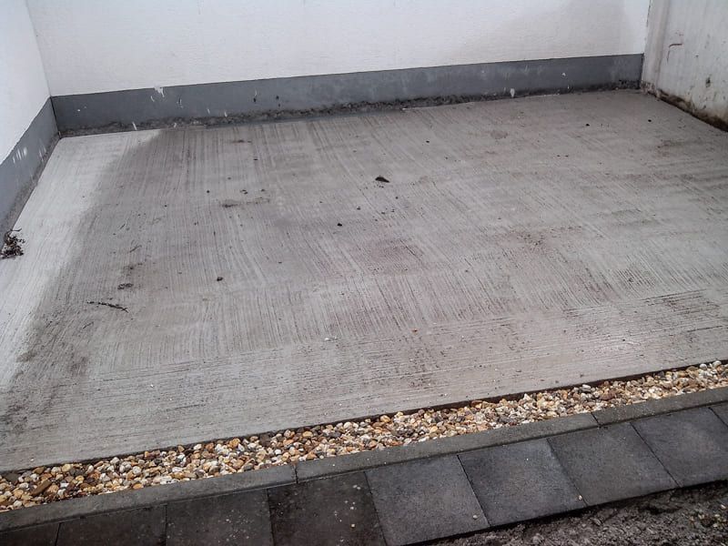 Ein Betonboden mit Kies auf der Unterseite