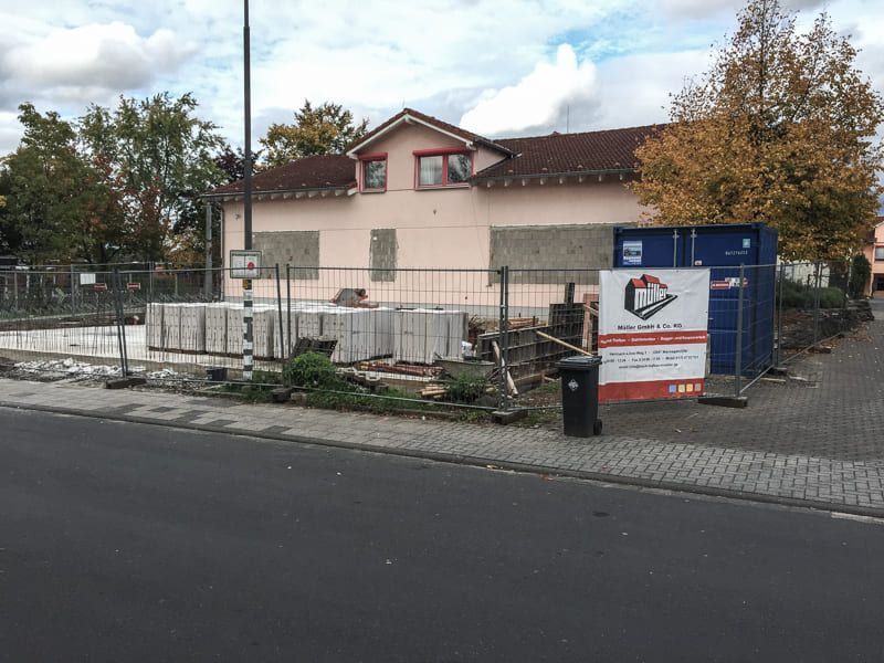 Ein im Bau befindliches Gebäude mit einem Schild davor