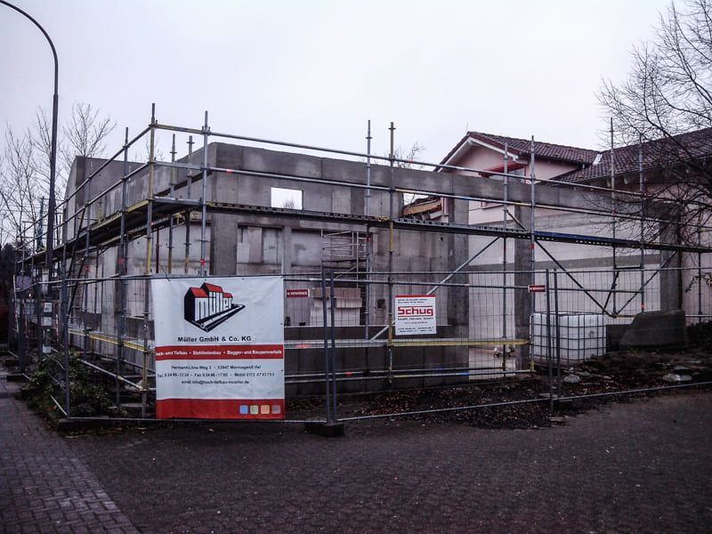 Ein im Bau befindliches Gebäude mit Gerüst darum herum