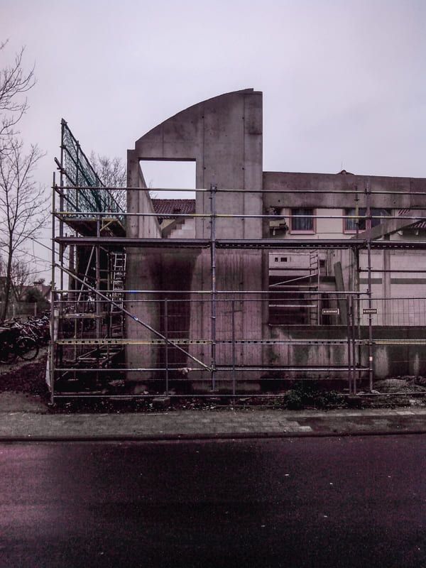 Ein im Bau befindliches Gebäude mit Gerüst darum herum