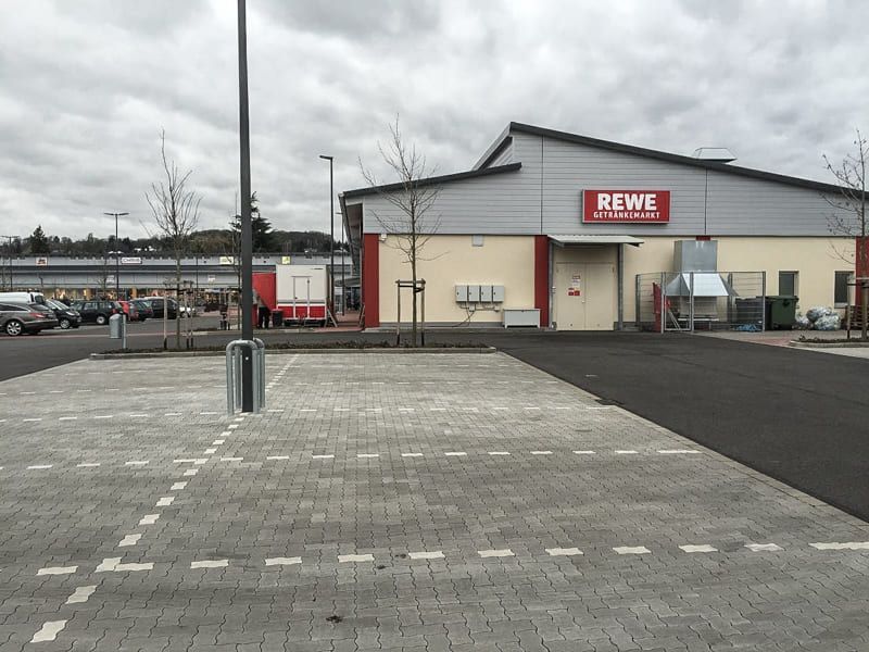 Ein Rewe-Markt mit Parkplatz davor