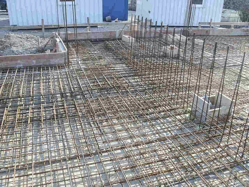 Eine Baustelle mit vielen Metallstangen auf dem Boden.