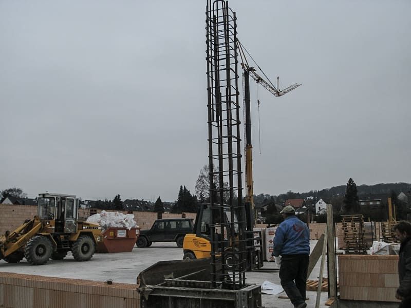 Eine Baustelle mit einem Gabelstapler und einem Kran