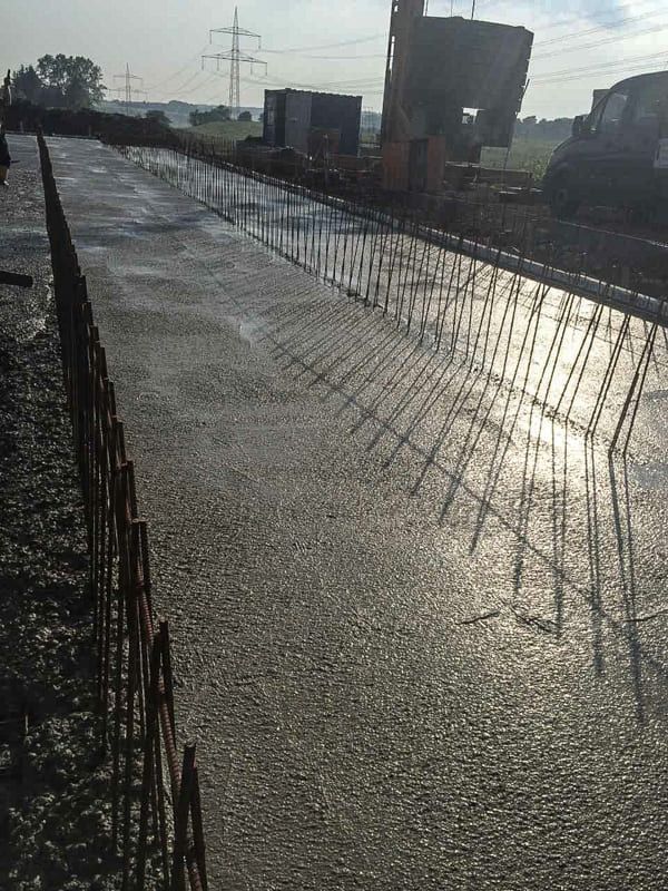 Ein Zaun umgibt eine Straße, die gerade gebaut wird.