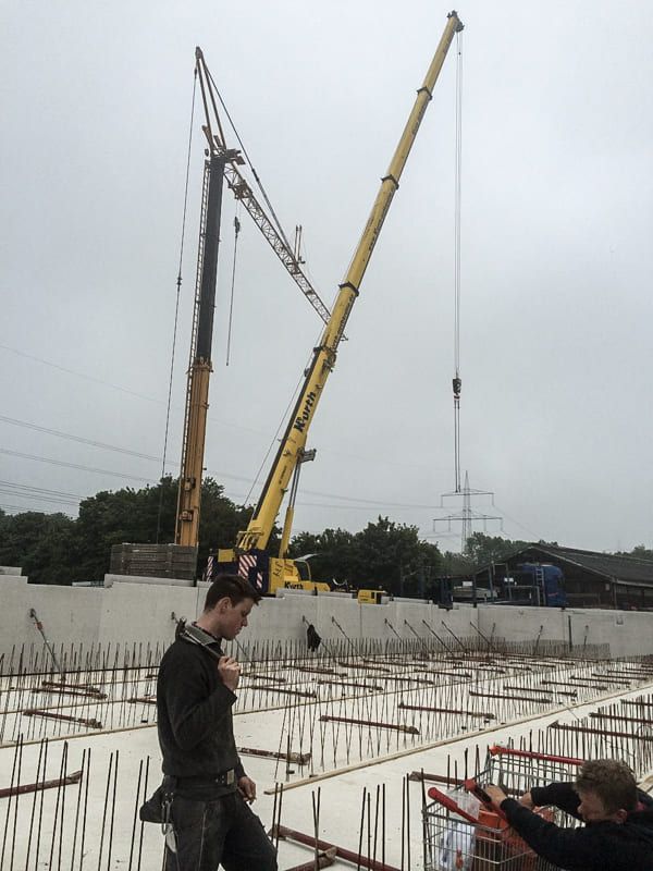 Eine Baustelle mit einem großen gelben Kran im Hintergrund