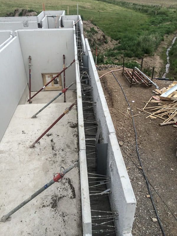 Auf einer Baustelle wird eine Betonmauer errichtet