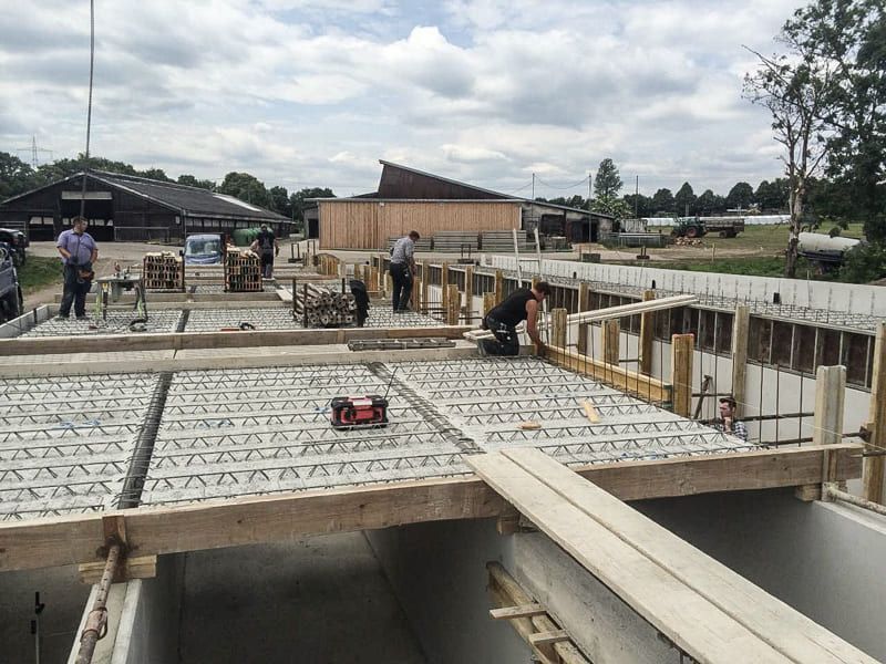 Eine Gruppe von Leuten arbeitet auf einer Baustelle.