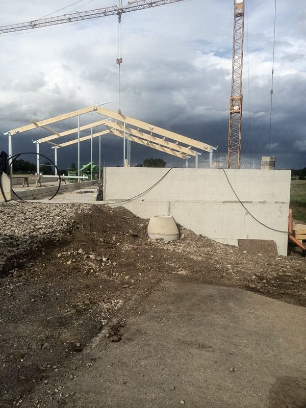 Ein im Bau befindliches Gebäude mit einem Kran im Hintergrund