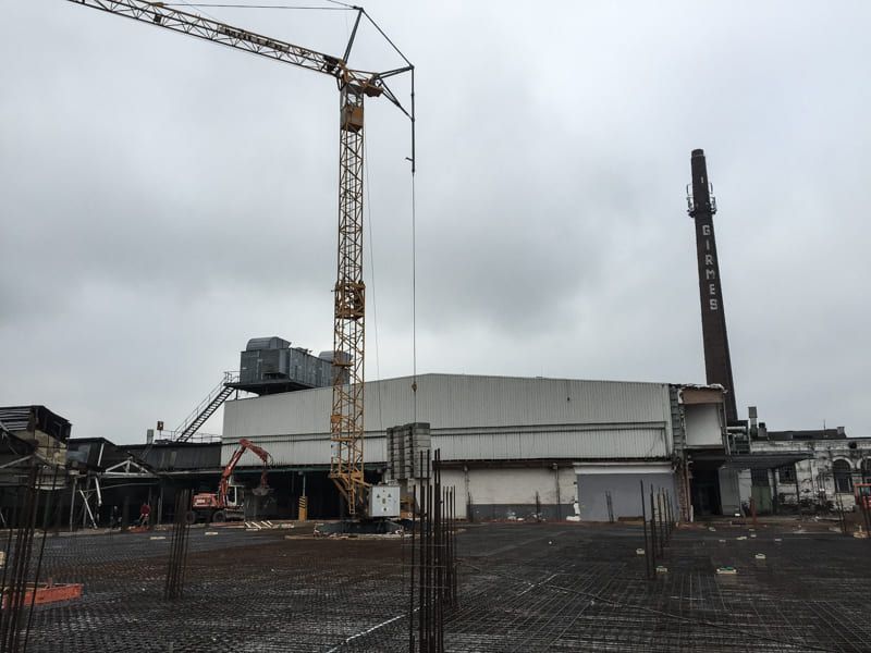 Eine Baustelle mit einem Kran im Vordergrund