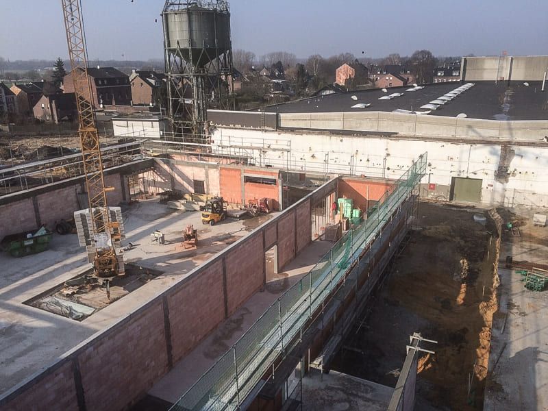 Ein großes Gebäude im Bau mit einem Kran im Hintergrund