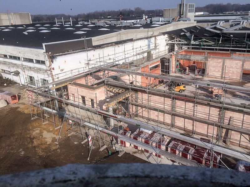 Ein großes Gebäude im Bau mit Gerüsten drumherum