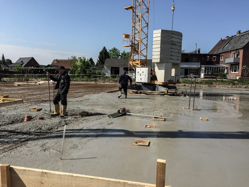 Eine Baustelle mit einem Kran im Hintergrund