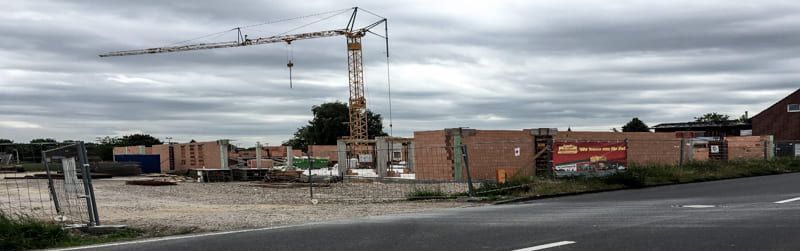 Eine Baustelle mit einem Kran in der Mitte.