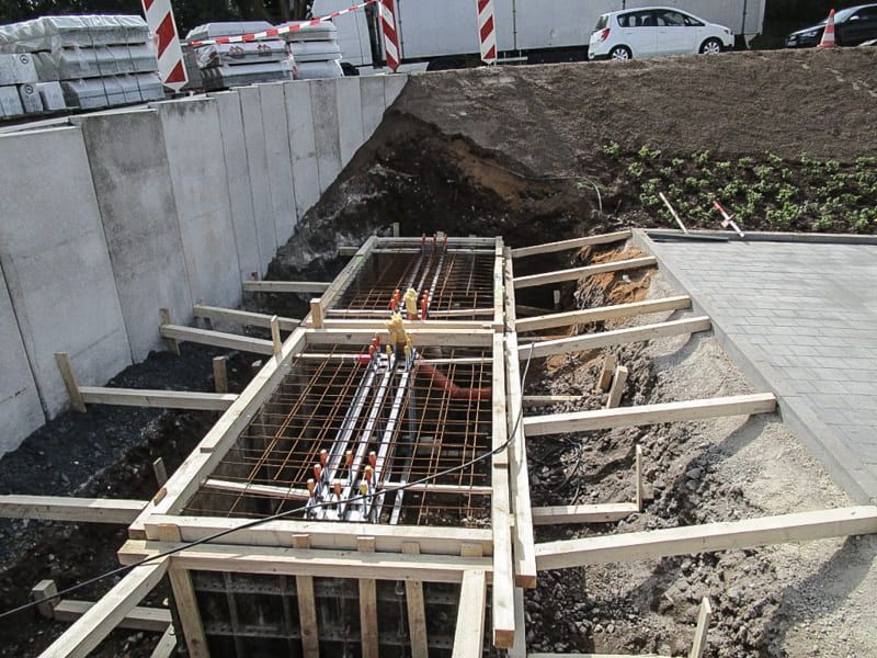 Eine Baustelle mit viel Holz und Beton