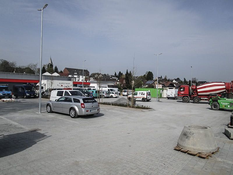 Ein Parkplatz mit vielen Autos darauf