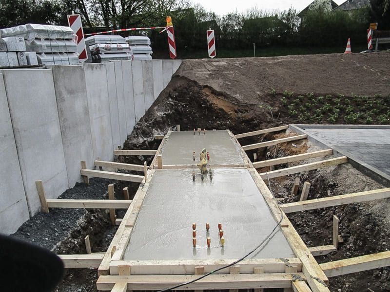 Auf einer Baustelle wird ein Betonweg gebaut