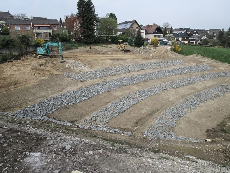 Eine Baustelle mit viel Steinen und Dreck