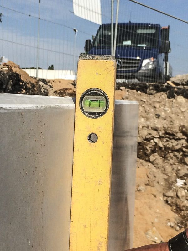 Eine gelbe Wasserwaage mit der Nummer 7 darauf